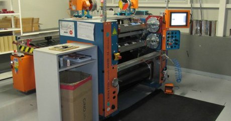 Halbautomatische Schneid- und Zuschnittmaschine für Sondergrößen von Thermotransferbändern